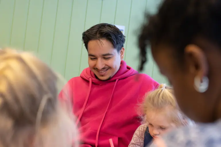Barnehagelærerstudent Ali Hussaini på praksis i Nærsnes barnehage. Fotograf: Ingvild Stokka/USN Ali Hussaini har praksis i Nærsnes barnehage