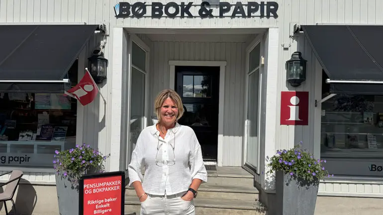 Heidi utenfor bokhandelen Bø Bok og papir