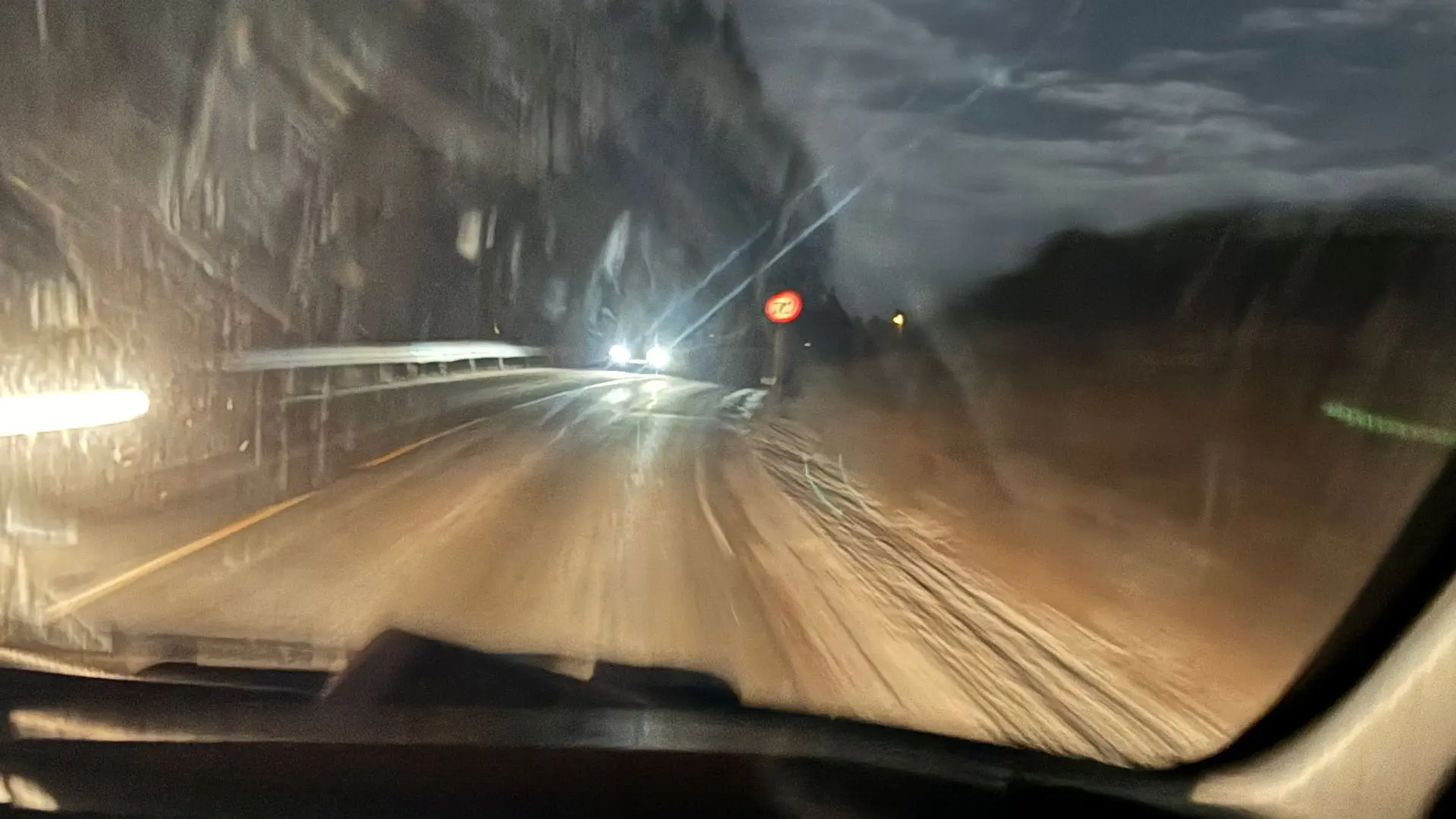 Illustrasjonsbilde blending av motlys i trafikk