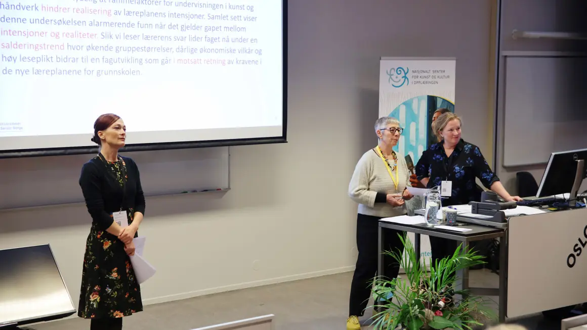 Åsta Rimstad, Kari Carlsen og Anniken Randers-Pherson presenterer resultatet av undersøkelse blant 254 kunst- og håndverklærere i skolen. (Foto: Bibbi Omtveit / Kunst og design i skolen) Bilde av Åsta Rimstad, Kari Carlsen og Anniken Randers-Pherson