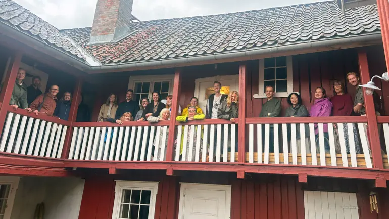 GOOD GROUP: Interest in Norway’s great poet brings together enthusiasts from around the world. Here at the Ibsen family’s apartment in Snipetorp. (Photo: Annette Winkelmann) participants at Ibsen Summer Academy 2026
