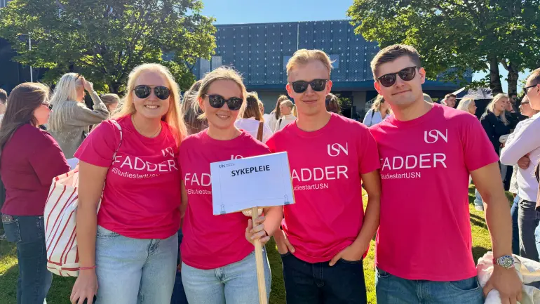 faddere på sykepleiestudier i rosa t-skjorter