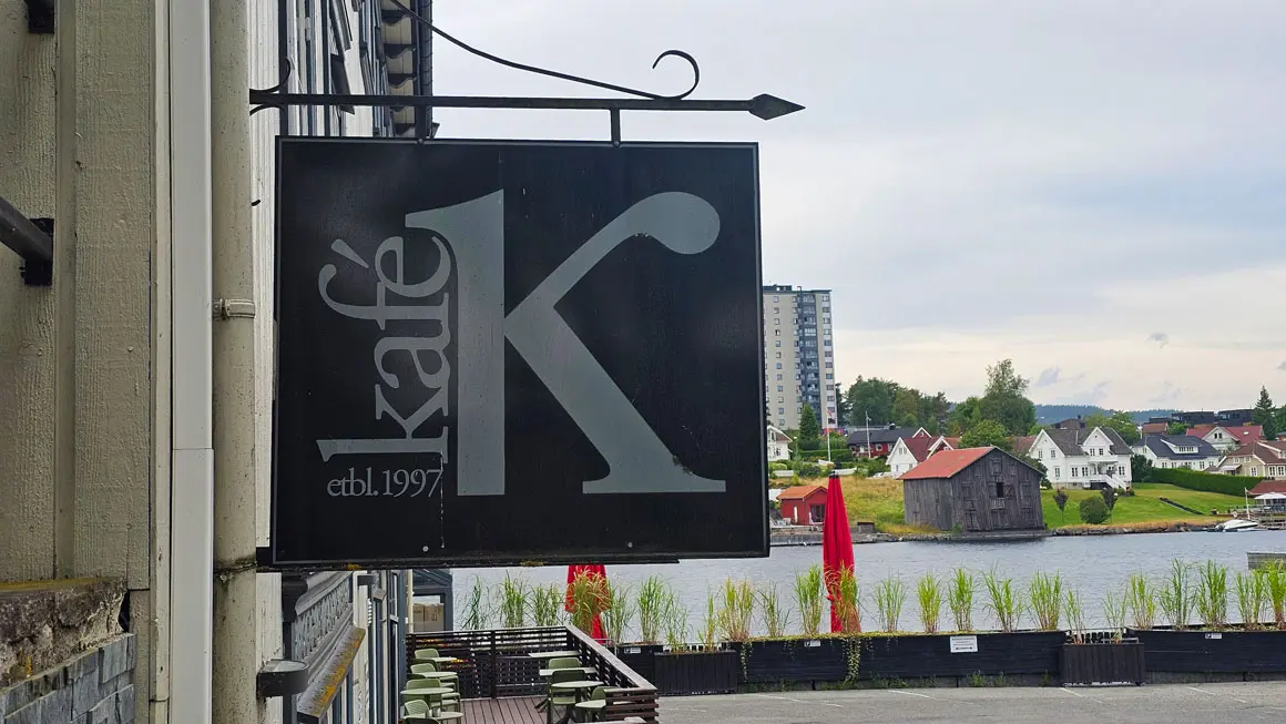 Bildet av skiltet utenfor Kafe K