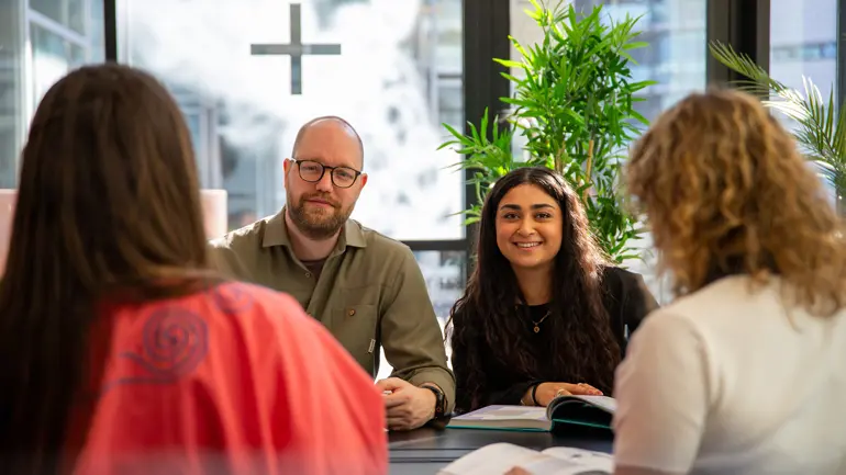 Studenter studerer sammen