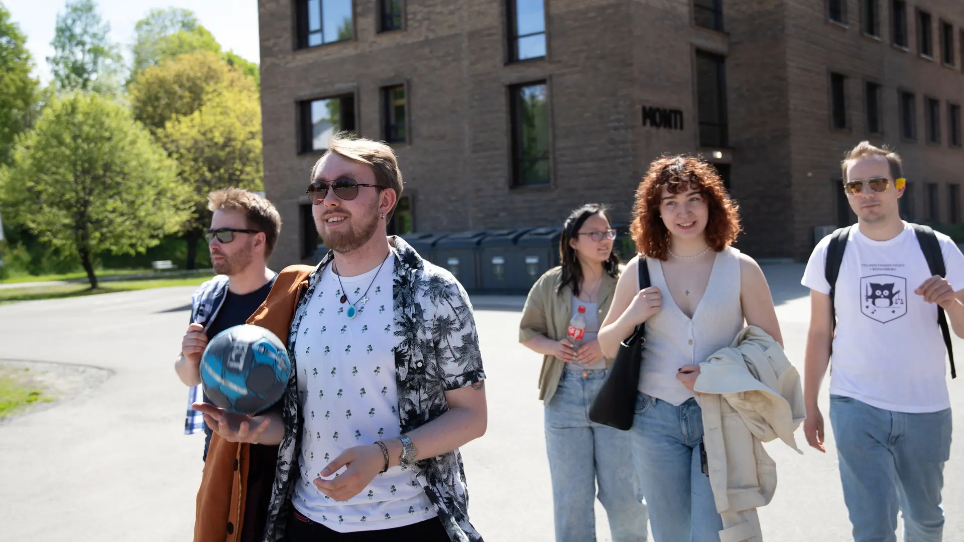 En gruppe studenter som koser seg