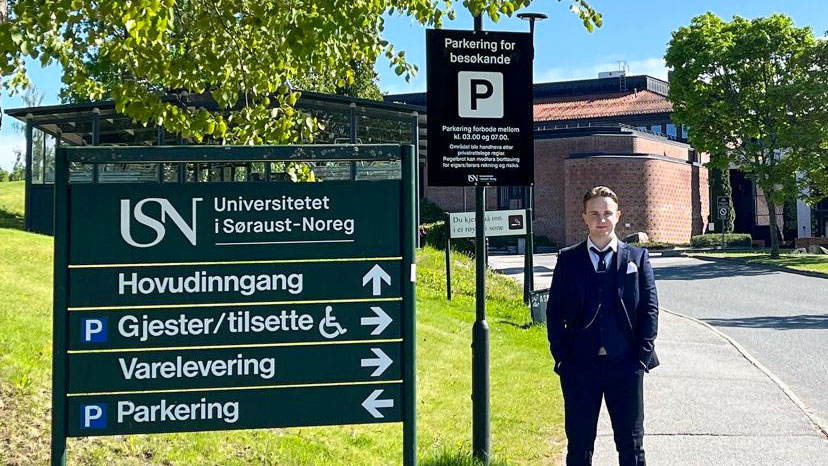 Bilde av Noah foran campus Bø