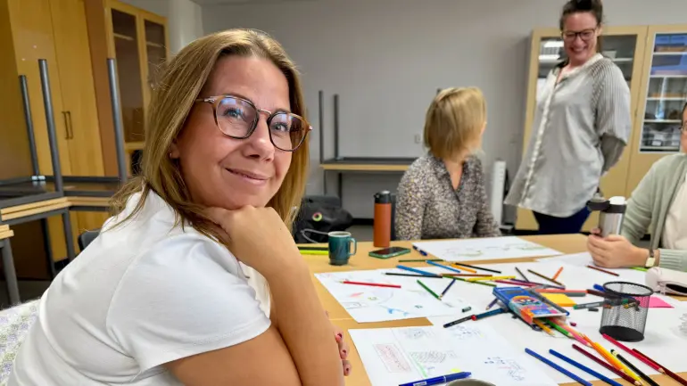 LÆRAR: Monica Haugo arbeider i 80 prosent stilling som kontaktlærar for ein 10. klasse i Flå samstundes som ho tek PPU på deltid. Ho er òg mor til tre barn. – Du må arbeide strukturert, men det går, seier ho. Student Monica Haugo gjør gruppearbeid på PPU