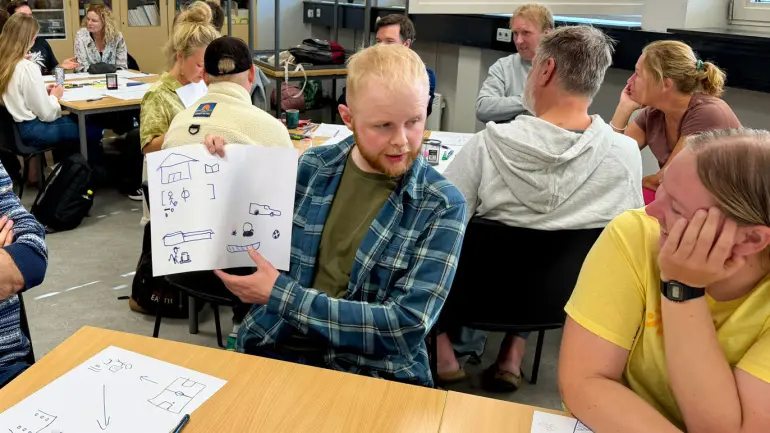 TEIKNAR SI EIGA HISTORIE: Ulrik Seim Skjærvold bur på Svalbard og ønskjer å arbeide som lærar. På barneskulen var han sjølv mest oppteken av fotball, noko han illustrerer i teikninga si under gruppearbeidet. (Foto: Guro Danielsen/USN) Gruppearbeid på PPU i klasserom
