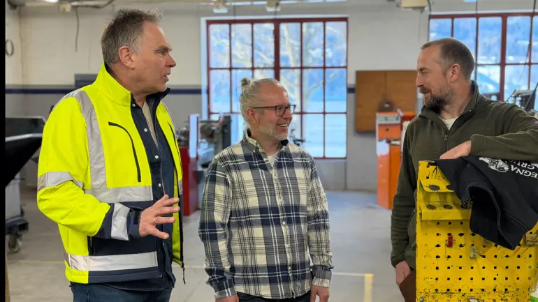 FAGFOLK: Rektor på Notodden vgs Karl-Agnar Wåle (t.v.) har kommet med mange innspill til den nye utdanningen. Her med Åsmund Aamaas og Øyvind Solaas, som skal starte PPU-Y til uka. (Arktivfoto: Guro Danielsen/USN) Tre menn ler i industrielle lokaler på Notodden vgs