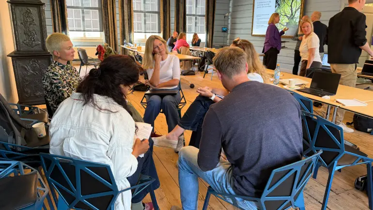 GROUP WORK: There is much to learn from colleagues across disciplines. During the group sessions, the mentees exchanged experiences and reflected on shared challenges. gruppearbeid i sal på Bergseminaret