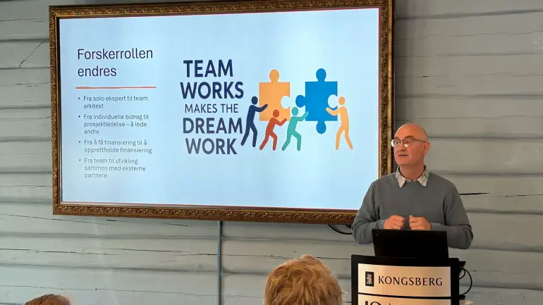 RESEARCH CAREERS: Building a research career is not easy when teaching responsibilities demand so much time. So what do you do? That is one of the questions explored in the mentoring programme. thomas brekke snakker om forskerrollen og samarbeid