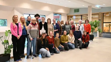 første kull bunadsstudenter ved USN stiller seg opp