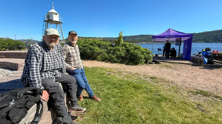 Fotograf: Jan-Henrik Kulberg Jon Herman Ulvensøen (til venstre) og Geir Lislebø sitter på en steinkant foran et lilla USN-telt og elva