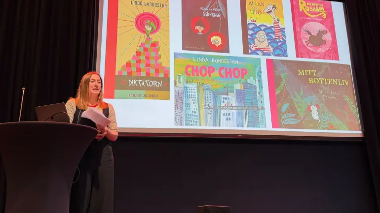illustratør Linda Bodenstam viser fram eksempler på bøker hun har tegnet
