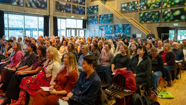 fullsatt sal på Bok og blues-huset