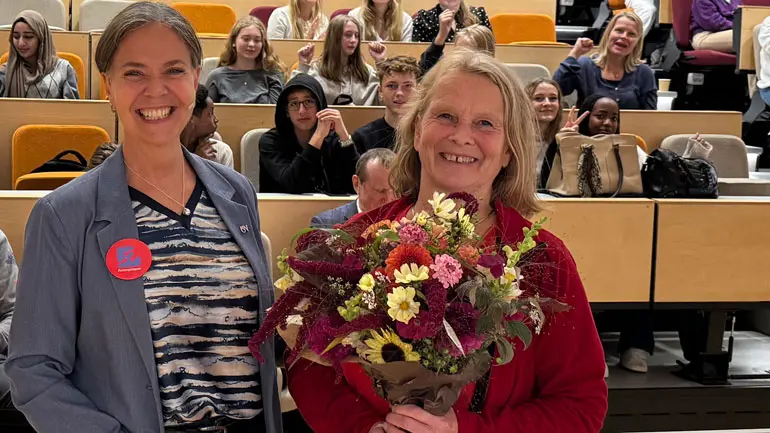 Fotograf: Helle Friis Knutzen, USN Heidi Ormstad overrakte blomster og gratulasjoner til Hildegunn Hegna Haugen, for 25 års innsats med Ingeniørdagen på USN