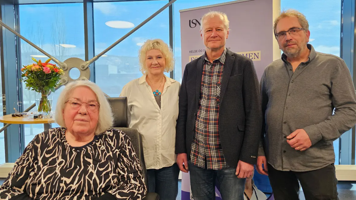 Initiativtaker til preosjektet, Rigmor Eide, holdt innlegg under Forskningstimen ved USN i 2024. Fra venstre: Rigmor Eide, Heidi Haukelien, Halvard Vike og Hans A. Hauge. Fire personer som poserer innendørs med et vindu og potteplanter i bakgrunnen.