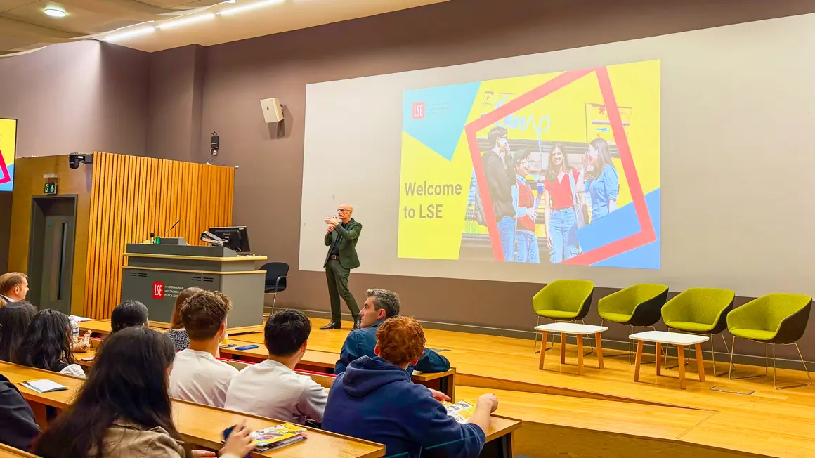 FRA BØ TIL LONDON: Studieåpning ved London School of Economics (Foto: Martias Flikka) Bilde fra auditorium på London School of Economics