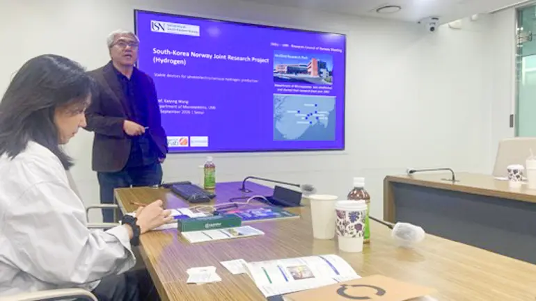 Professor Kaiying Wang presented the Korea-Norway hydrogen project and USN's micro/nano, electrochemical and operando capabilities during the meeting at SKKU in Seoul. Professor Kaiying Wang presenting