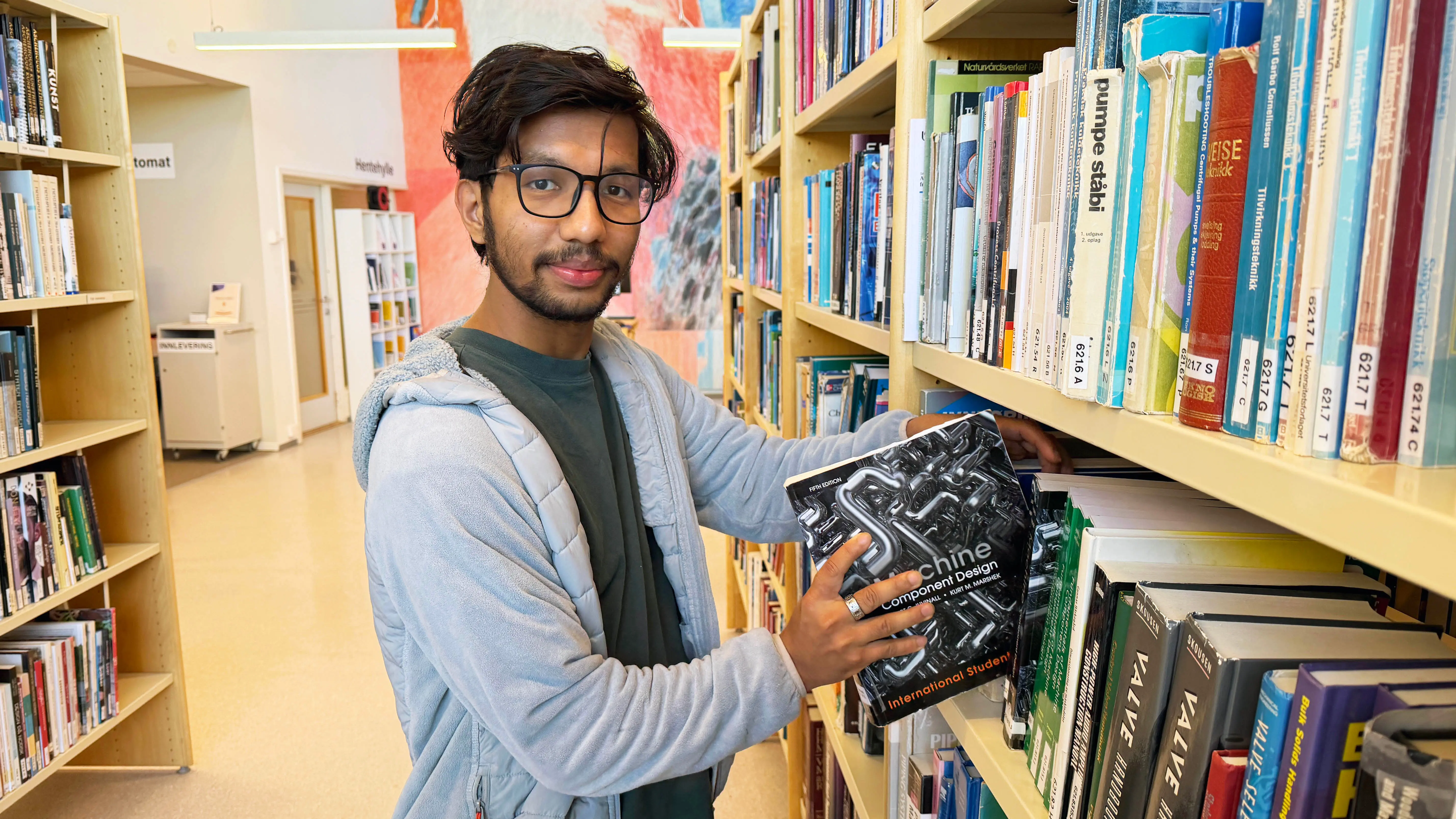 Student in the library Campus Porsgrunn