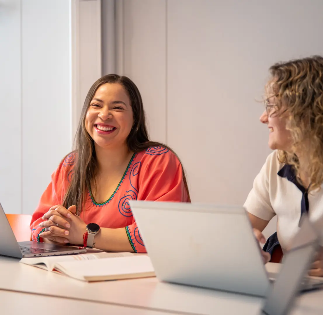 To studenter med laptop i klasserom