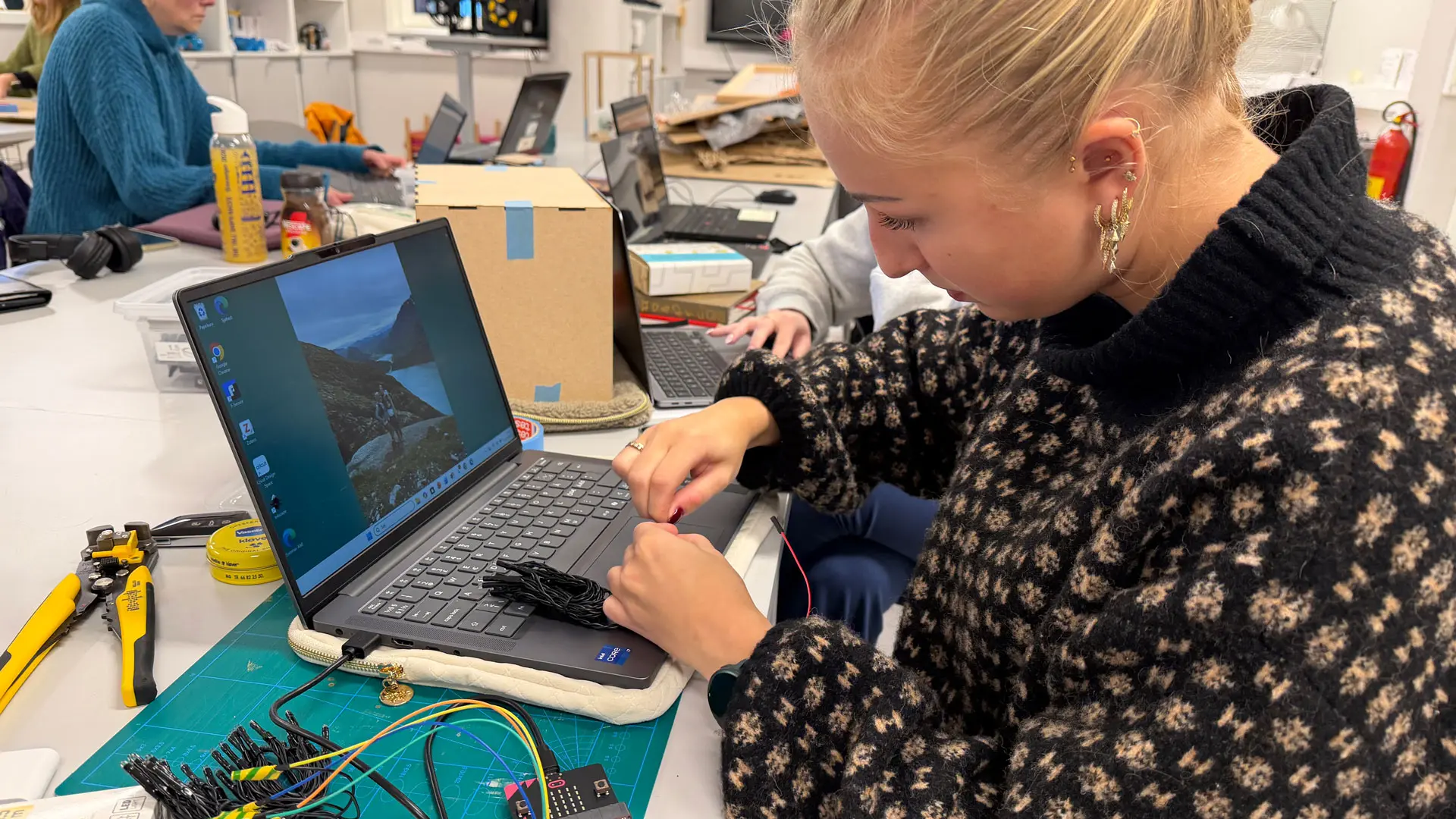 lærerstudent jobber med microbit programmering