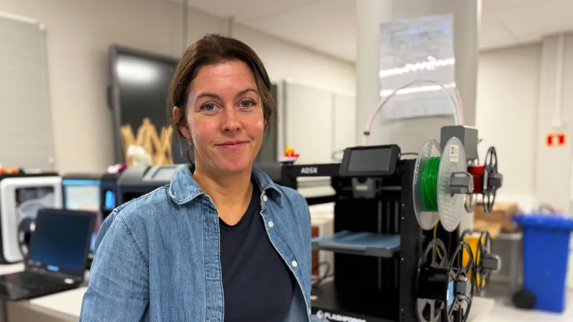 portrett av ingrid høibo foran 3D-pringer