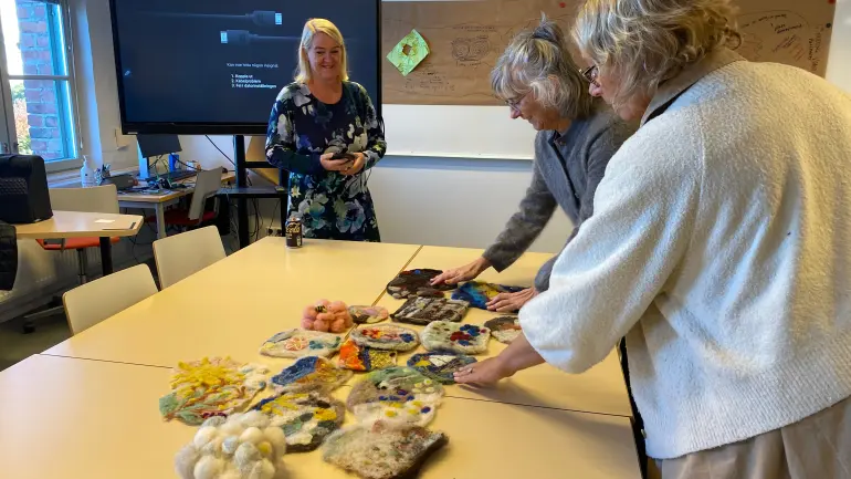 Crafting with wool on Recaiming Slow meeting in Finland.