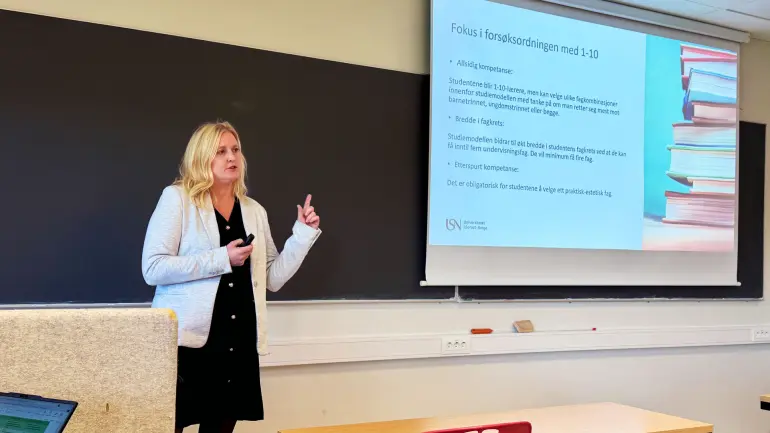Marie presenterer lærerpilot på tavla