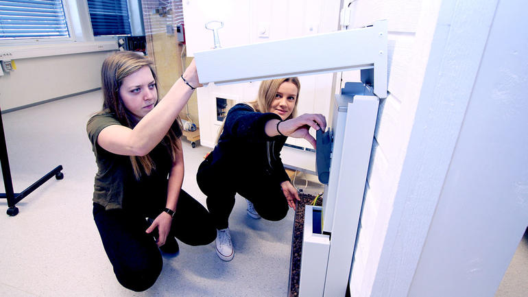 Kristine og Andrea eksperimenterer med elkraft i moderne laboratorier ved campus Porsgrunn. 