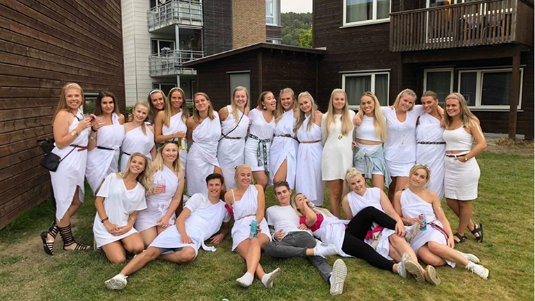 Sykepleierstudenter på togafest på campus Porsgrunn. foto.