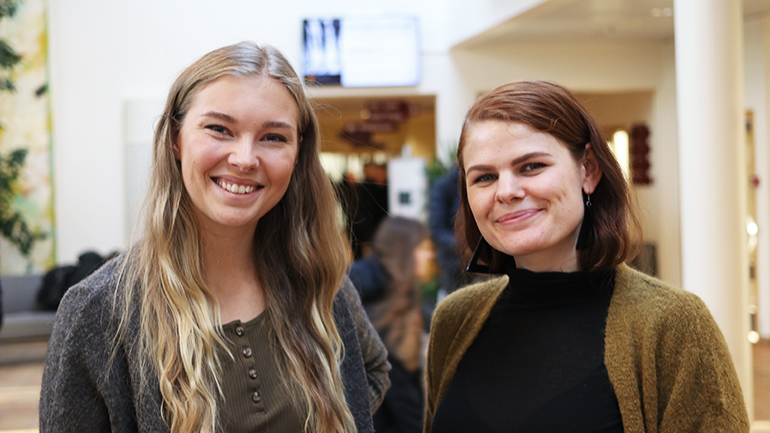 Kulturledelsesstudentene Anette Schia Kaasa og Marie Nodland på campus Bø. foto.