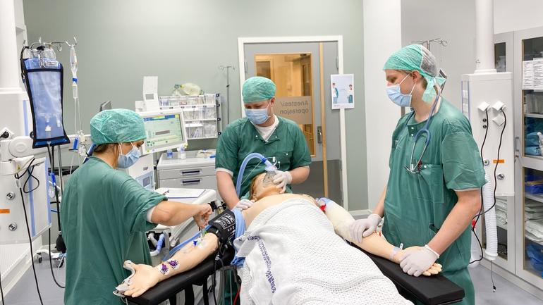 Studenter trener på anestesi