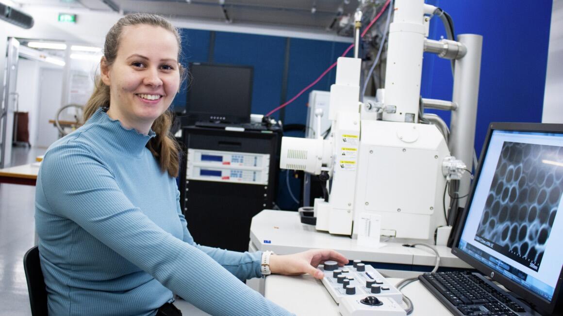 Elisabeth Salhus tar en master i mikro- og nanosystemteknologi