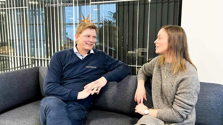 Tor Kjetil Nilsen og Mari Aarak i Arkitektum prater i sofaen. Foto av dem.