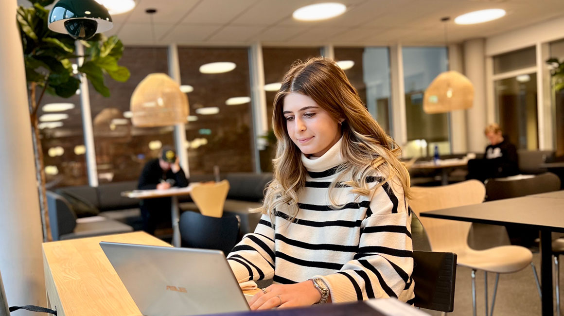 Kristina Pettersen studerer med laptop på cafeen