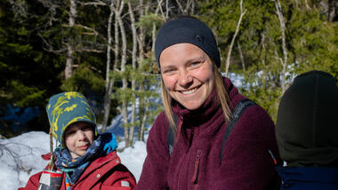 Barnehagelærer på tur med barn i snøen