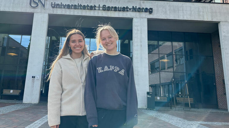 Sara Luna og Selma utenfor hovedinngangen på campus Bø i 